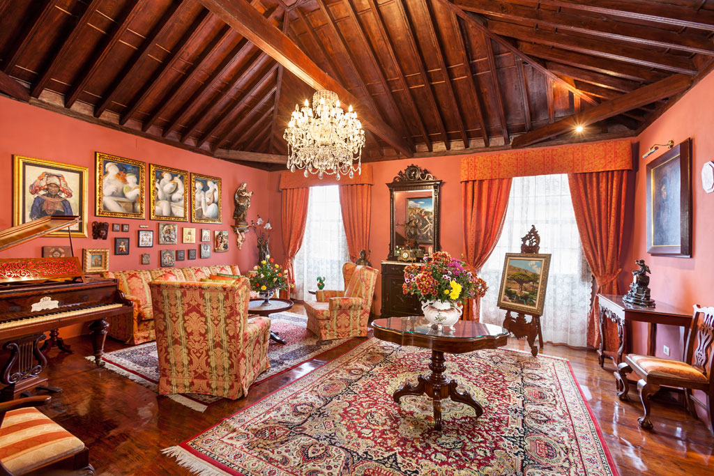 Woonkamer met klassiek meubilair en kunstwerken in La Orotava, Tenerife.