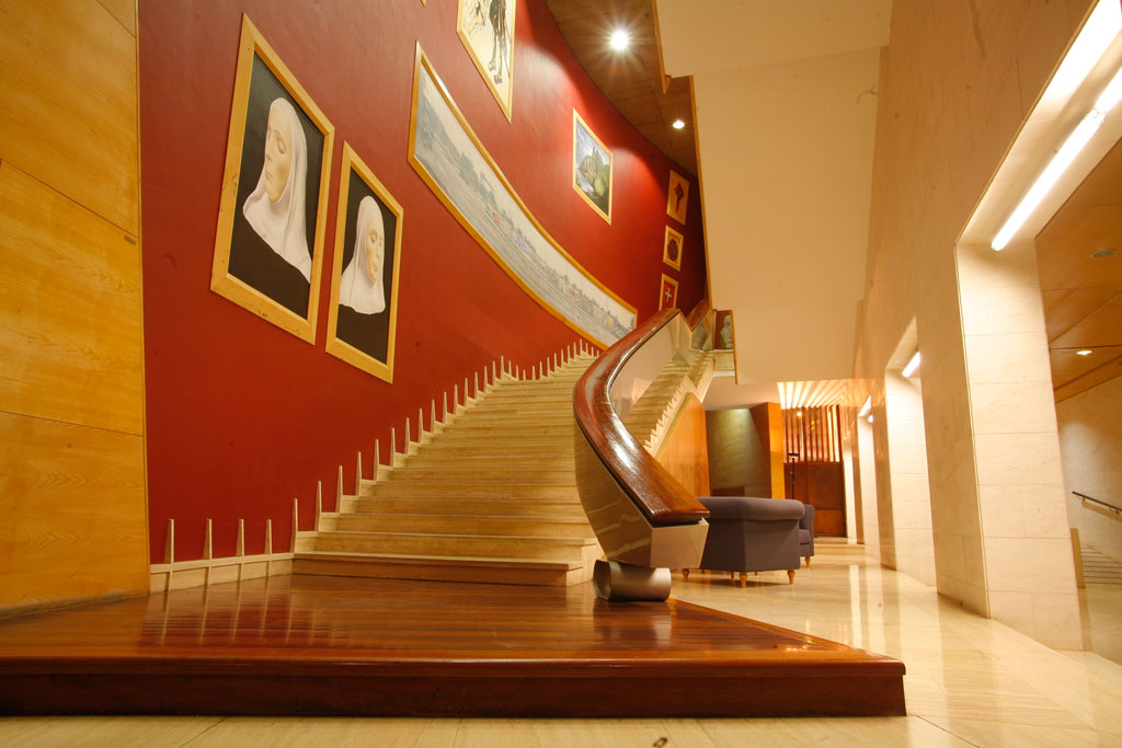 Interieur van het Auditorio de Tenerife met trappen en schilderijen aan de muur.