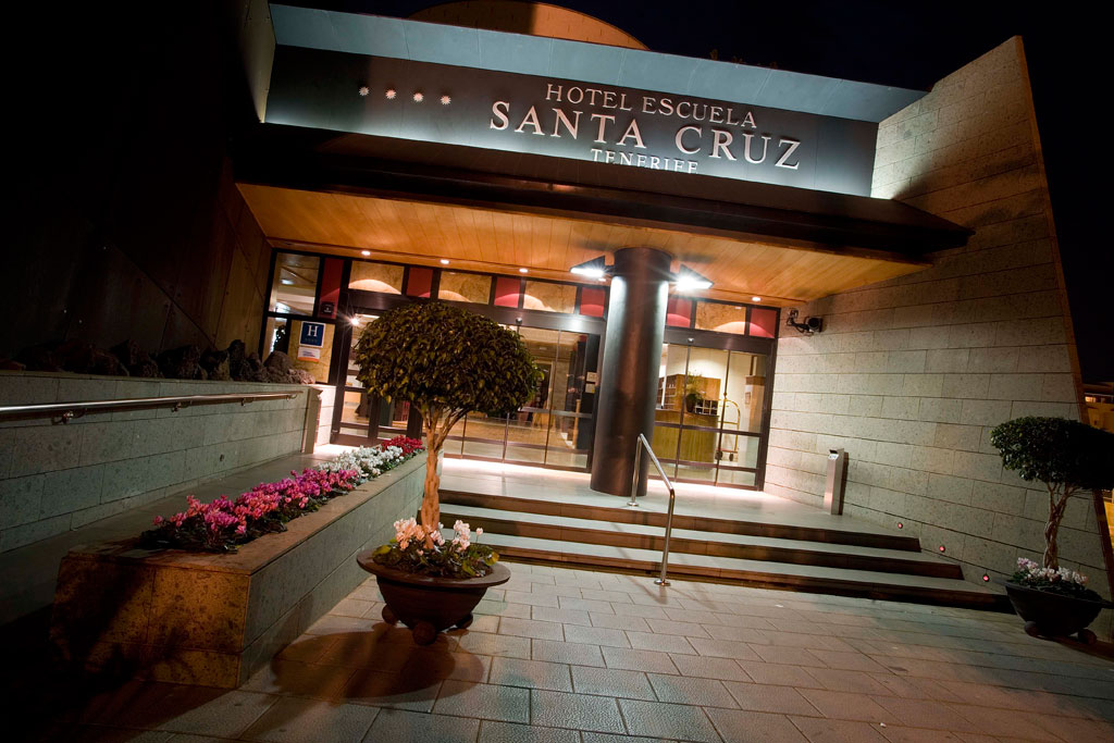 Ingang van Hotel Escuela Santa Cruz op Tenerife is 's nachts verlicht.
