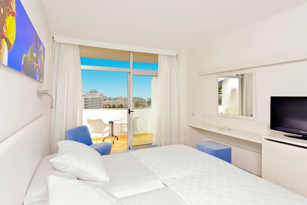 Hotelkamer op Tenerife met balkon en uitzicht op de stad.