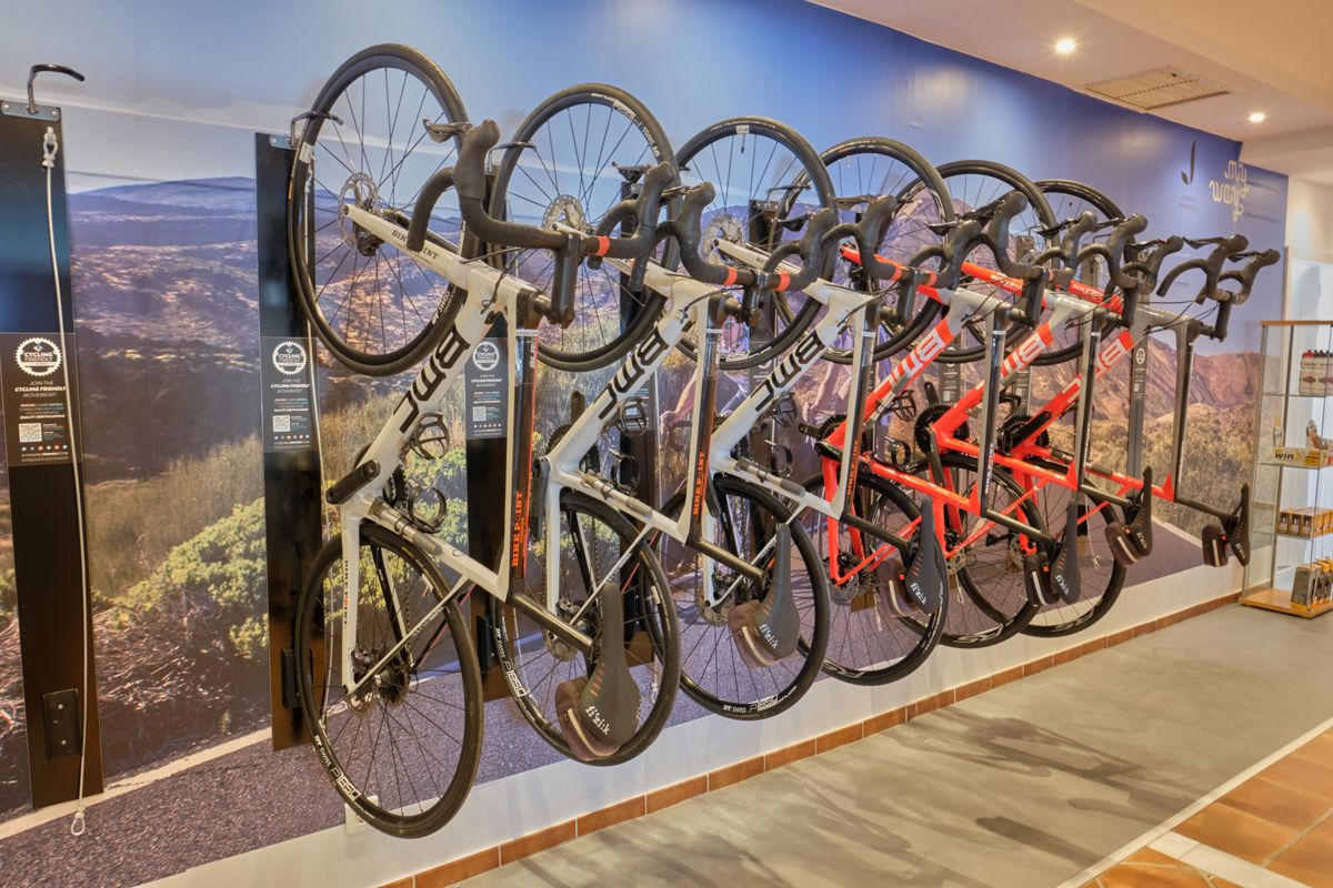 BMC-racefietsen hingen in een fietswinkel op Tenerife.