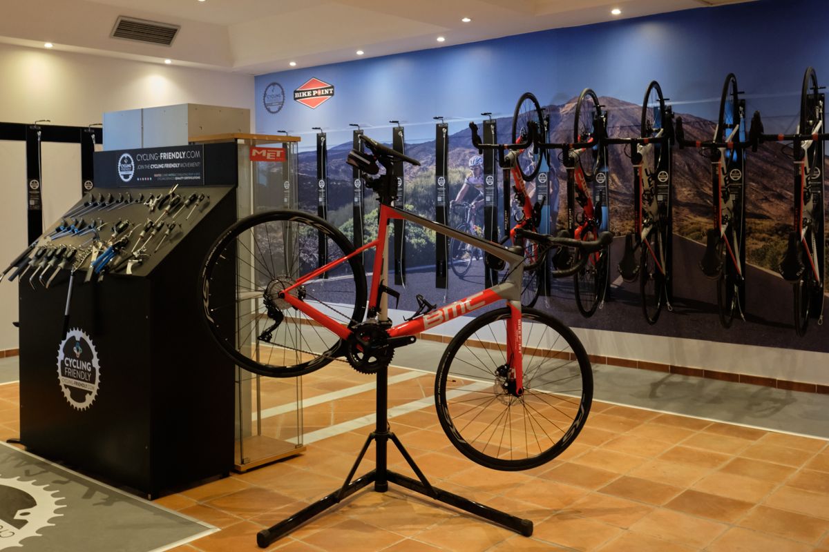 Racefietsen in de fietswinkel op Tenerife, met het Cycling Friendly-logo.