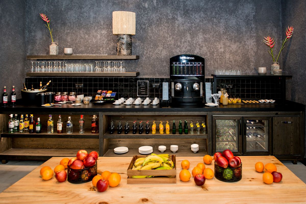 Ontbijt bar met fruit, koffie en drankjes in een hotel op Tenerife.