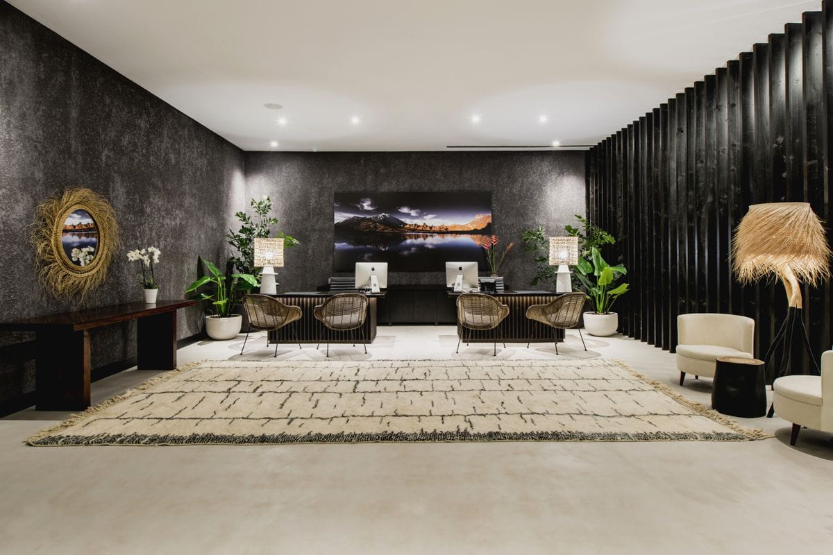 Elegante hotelreceptie op Tenerife met decoratieve tafels, stoelen en planten.