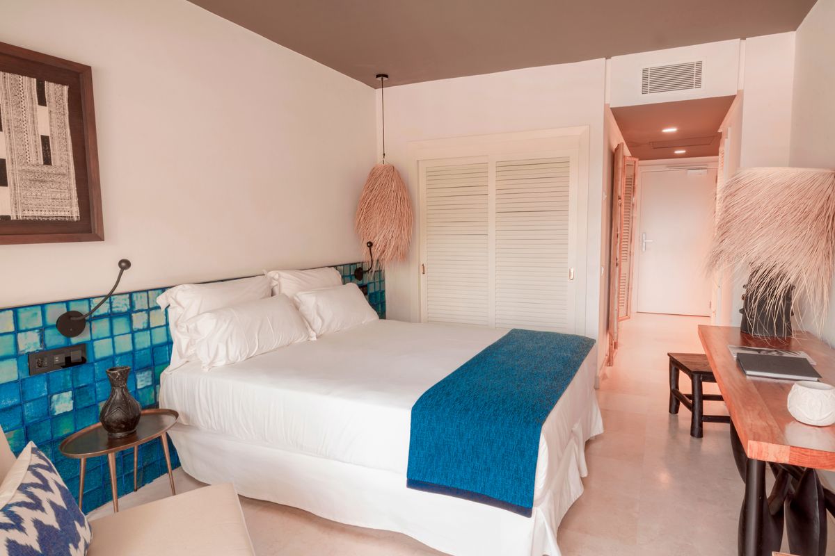 Moderne kamer met tweepersoonsbed en blauwe inrichting op Tenerife.