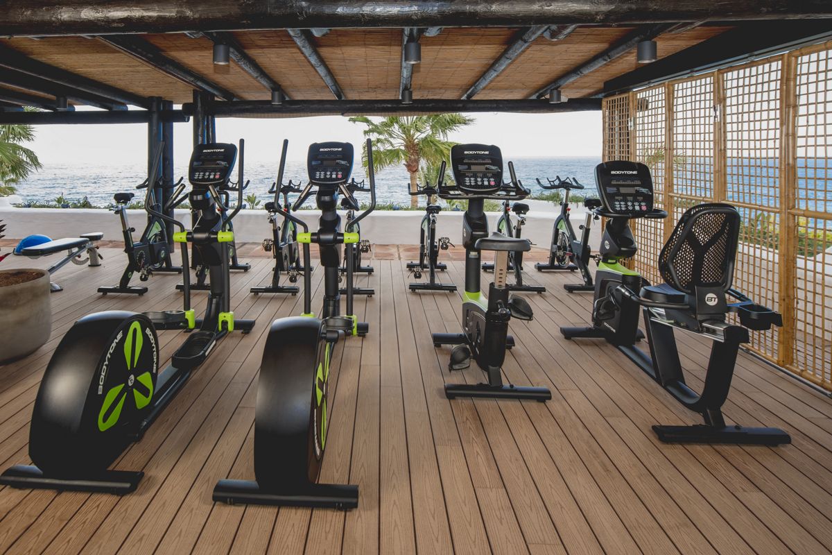 Fitnessfietsen met uitzicht op zee in een buitengym op Tenerife.