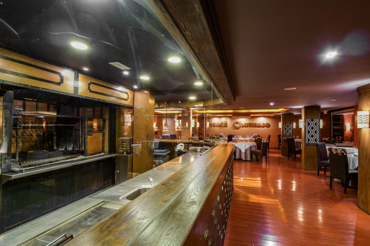 Restaurant met grill en tafels in een warme sfeer op Tenerife.