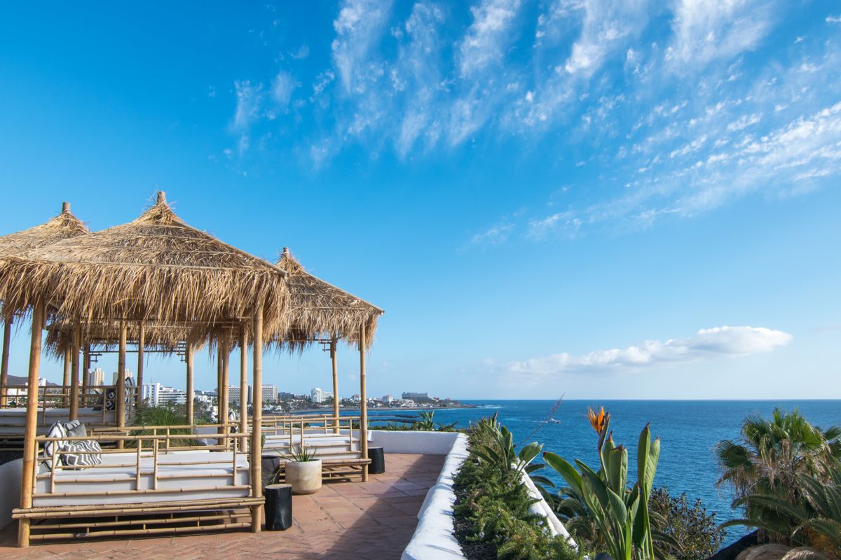Terras met bamboehutten en uitzicht op zee op Tenerife.