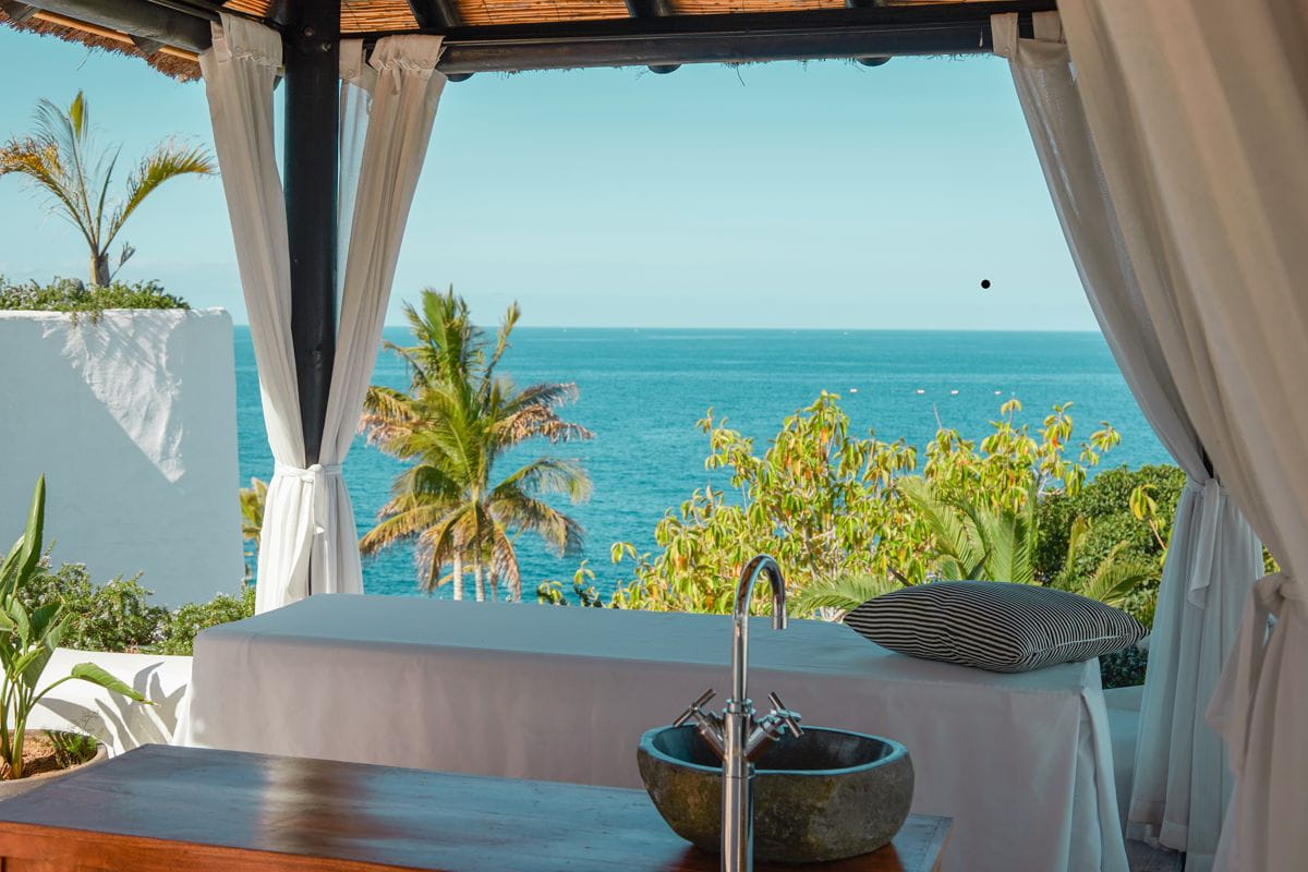 Zeezicht vanaf een terras met bed en wastafel op Tenerife.