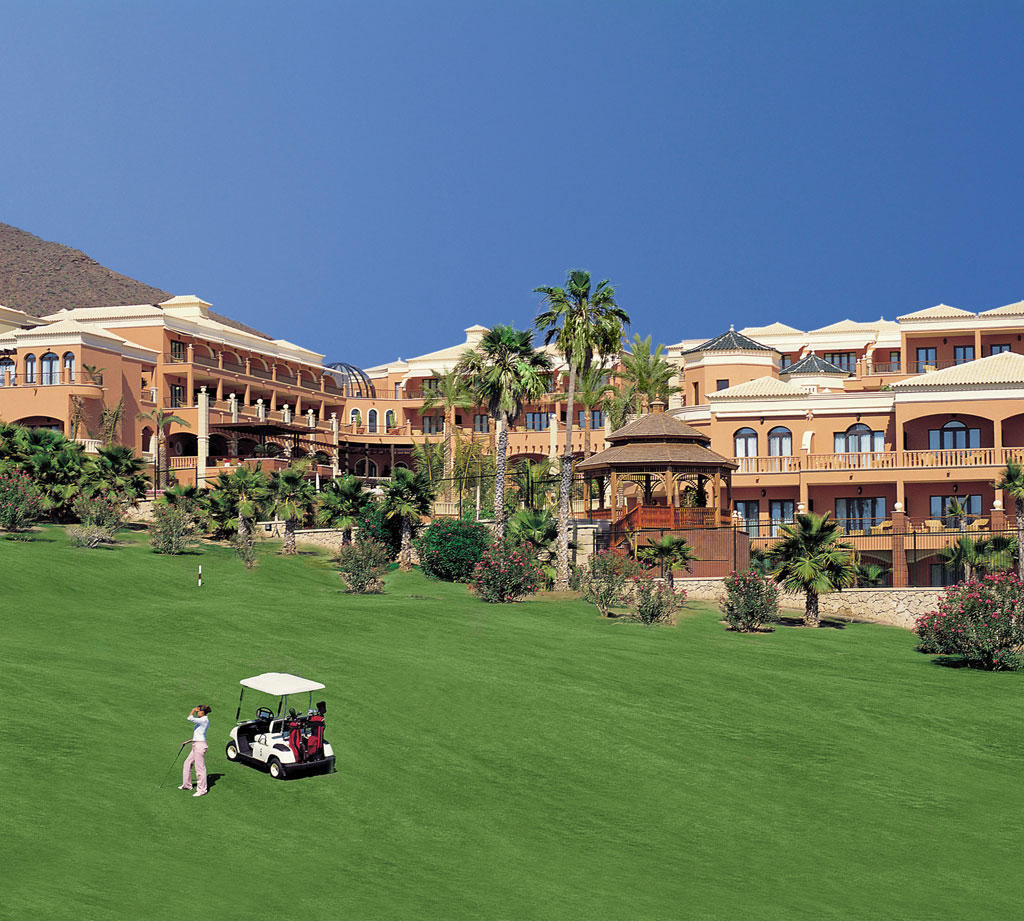 Gebouw met golfer en kar in de tuin, Tenerife.