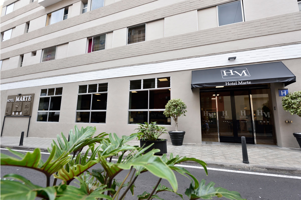 Hoofdingang van Hotel Marte op Tenerife met glazen ramen en deuren.