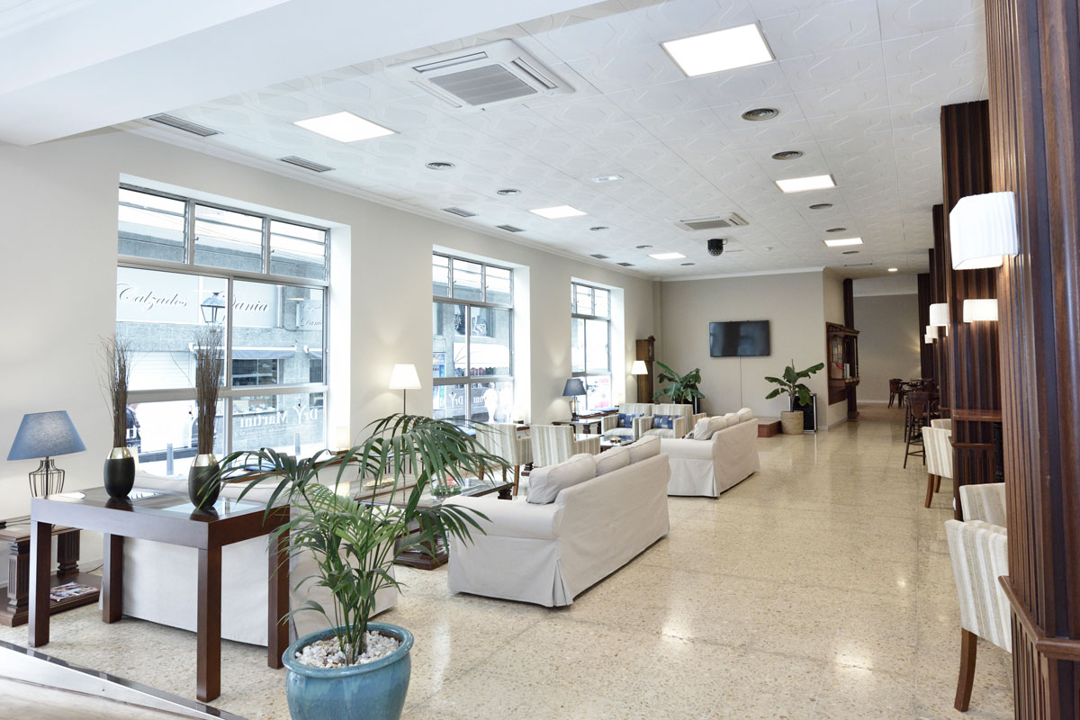 Lobby met banken en planten in Santa Cruz de Tenerife. Ramen aan de achterkant.