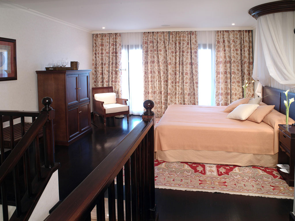 Kamer met groot bed, houten kledingkast en tapijt op Tenerife.