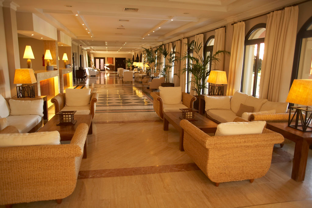 Lobby met banken en lampen in een hotel op Tenerife.