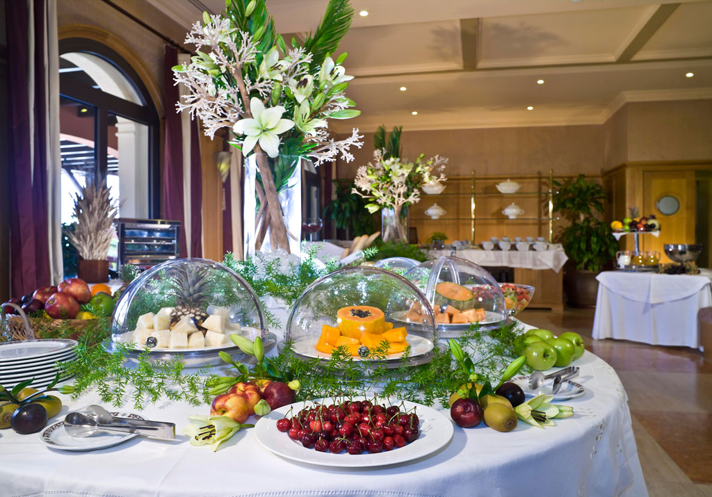 Tafel met fruit en kazen bij een buffet op Tenerife.