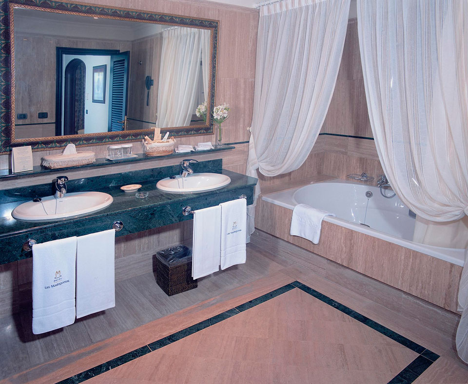 Elegante badkamer in Las Madrigueras Tenerife, met dubbele wastafel en badkuip.