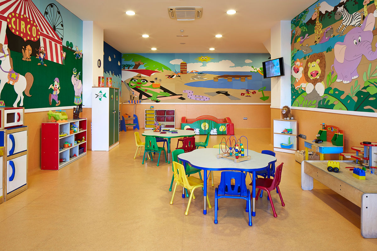 Kinderspeelkamer met circus en dierendecoraties op Tenerife.