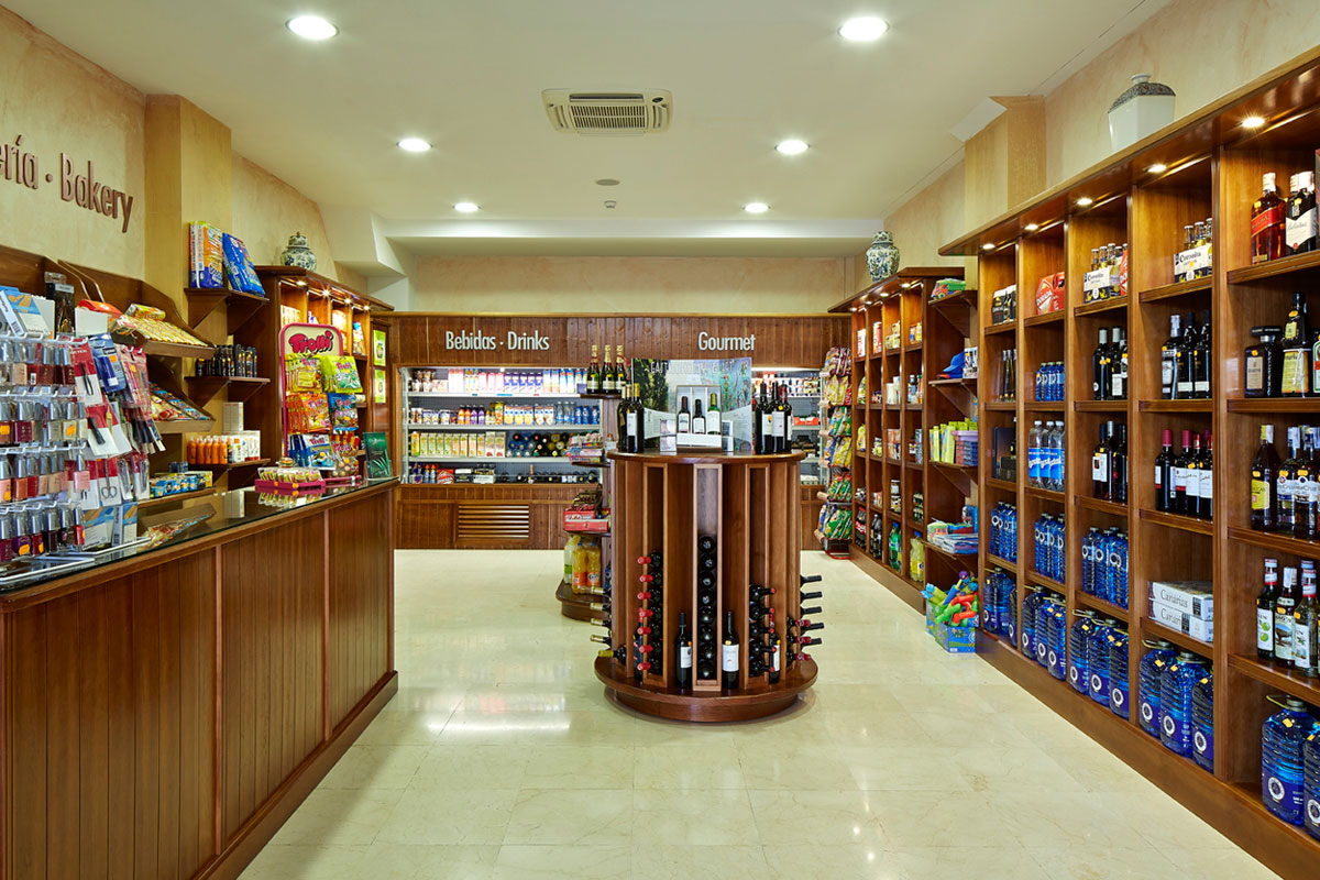 Shop met drankenschappen en een gastronomische afdeling op Tenerife.