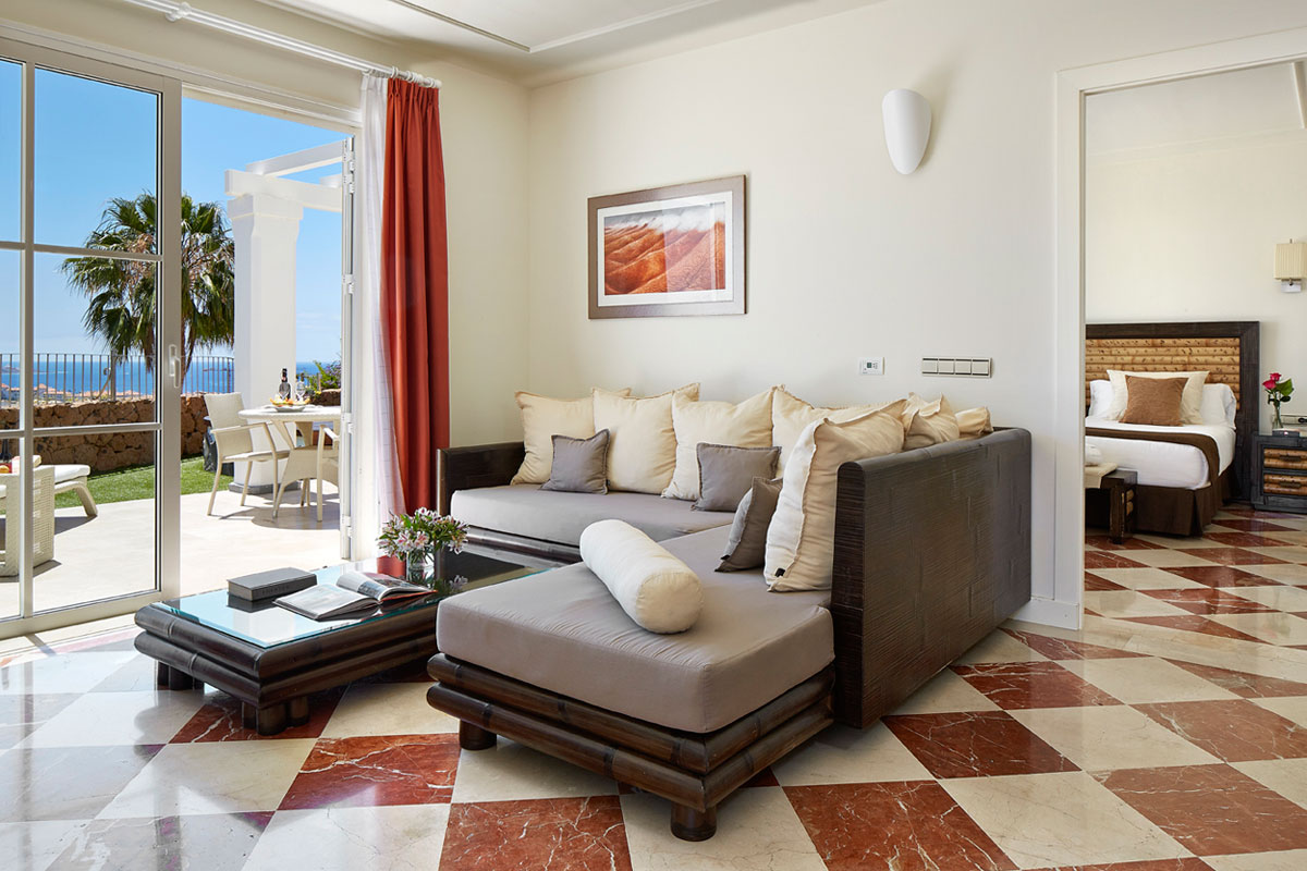 Woonkamer met bank en uitzicht op zee in een villa op Tenerife.