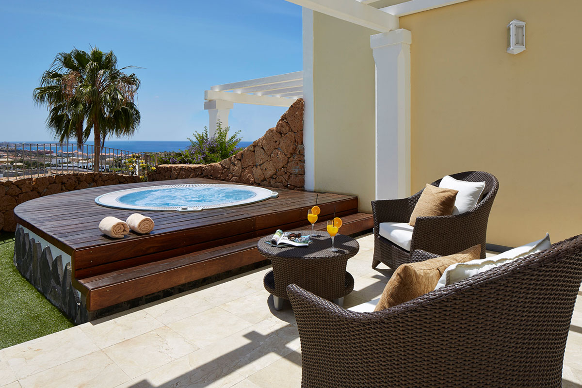 Buitenjacuzzi met uitzicht op zee en stoelen op een terras op Tenerife.