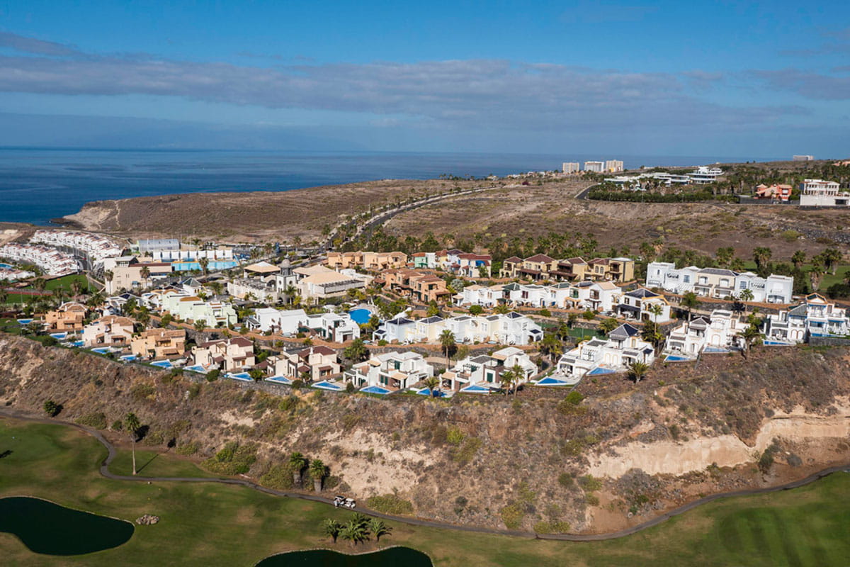 Luchtfoto van villa's en kustlandschap op Tenerife.