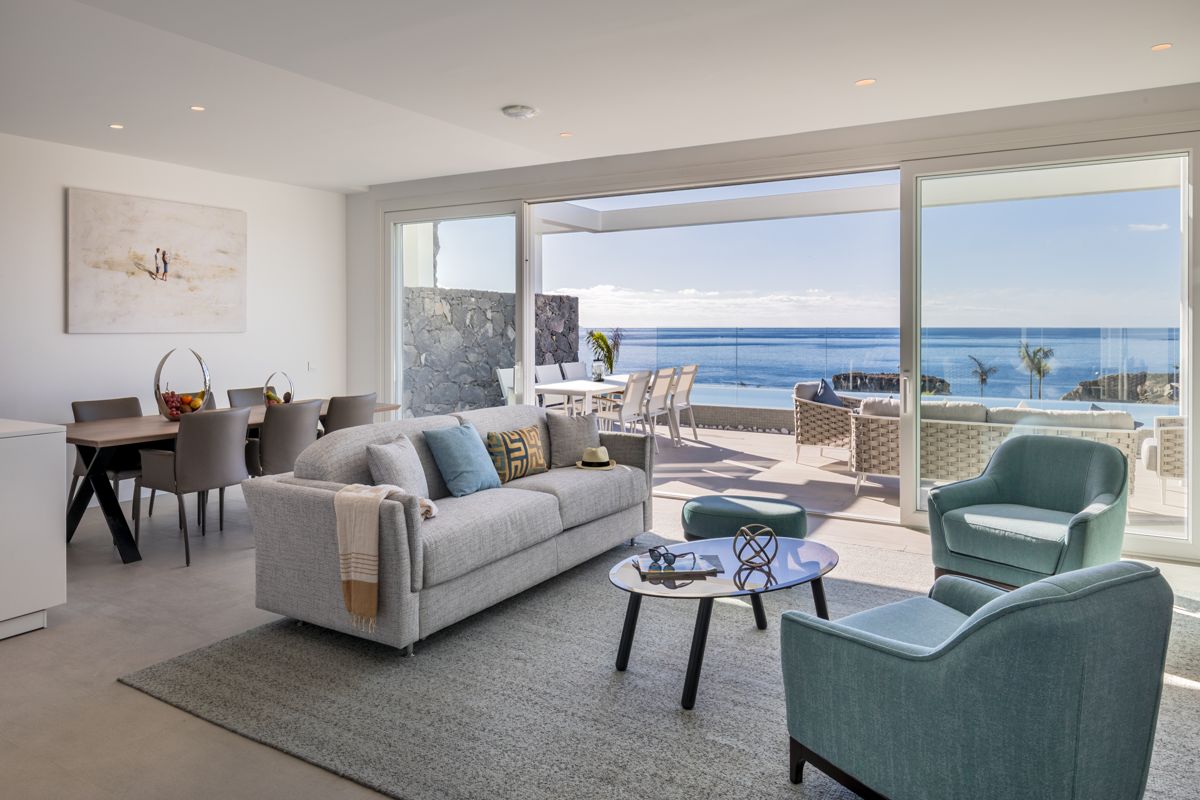 Moderne woonkamer met zeezicht op Tenerife.