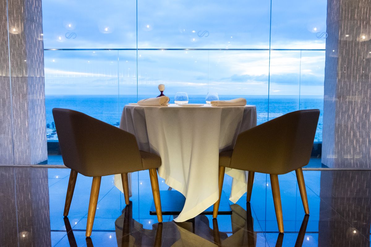 Tafel voor twee met zeezicht op Tenerife, bedekt met een wit tafelkleed.