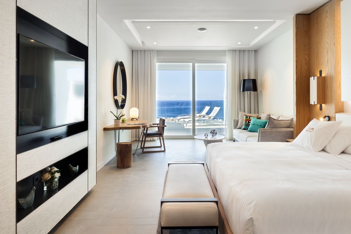 Moderne kamer met zeezicht en terras op Tenerife.