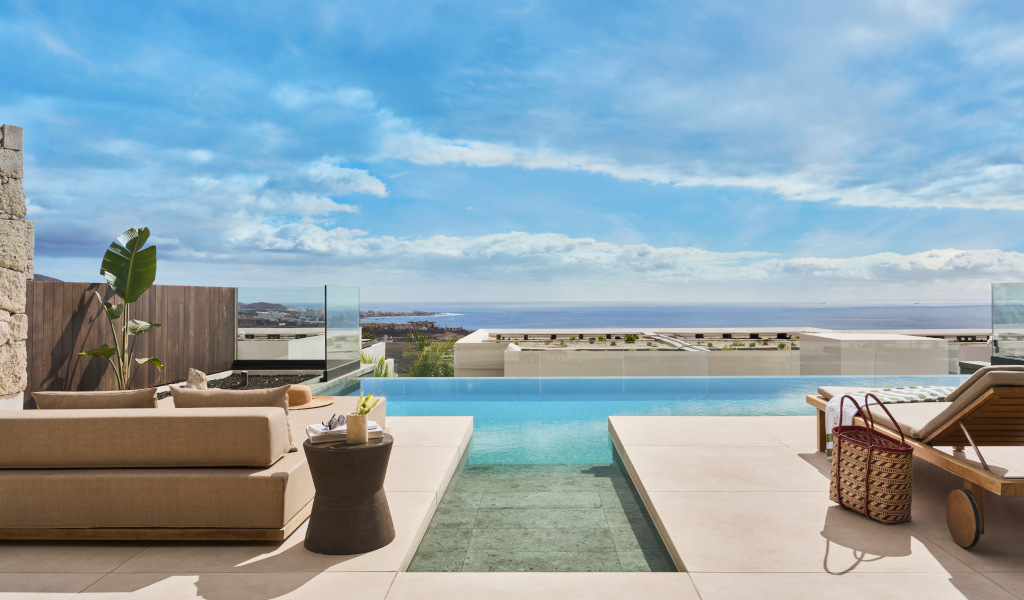 Terras met zwembad en zeezicht op Tenerife, zonnige dag.