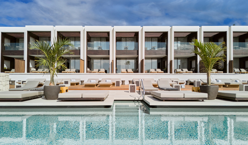 Zwembad en ligstoelen voor moderne villa's op Tenerife.