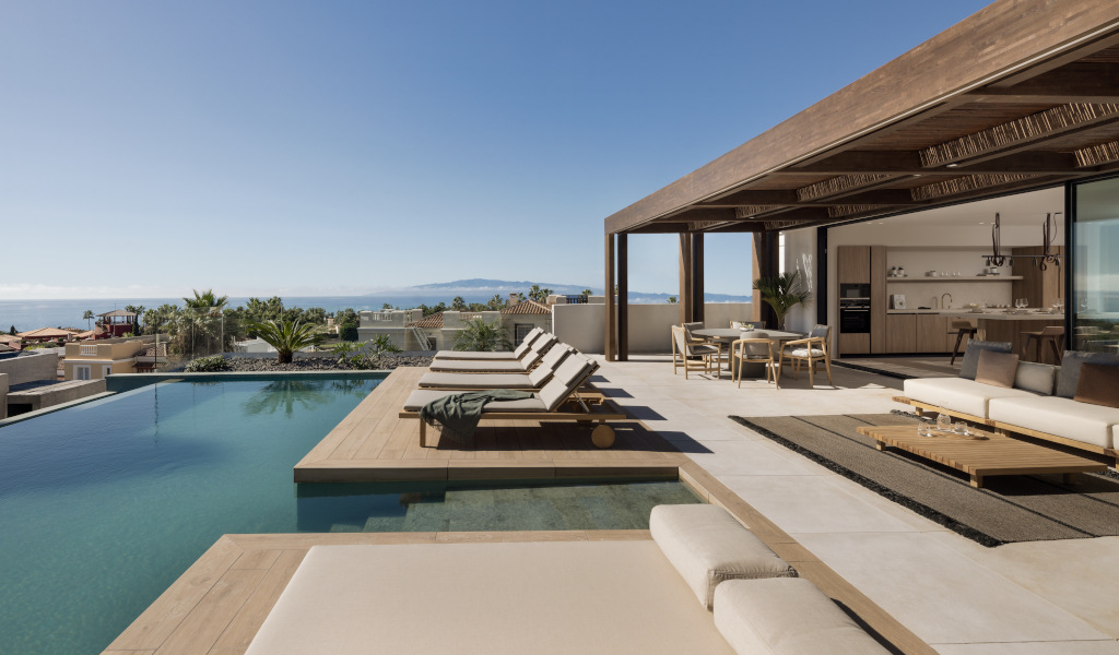 Terras met infinity pool en zeezicht op Tenerife.