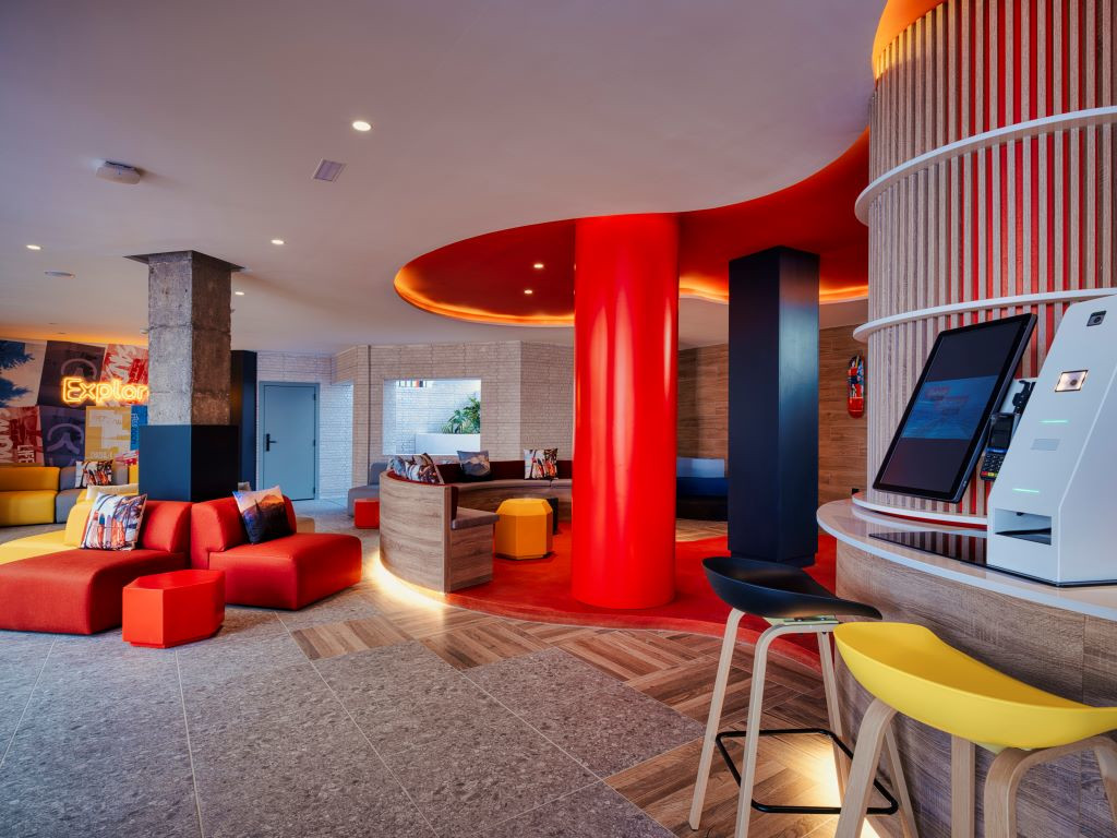 Moderne lobby met rode banken en technologie in Santa Cruz de Tenerife.