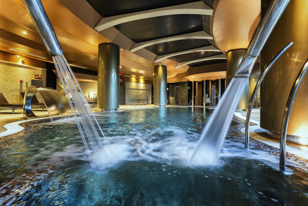 Binnenzwembad met waterstralen in een spa op Tenerife.