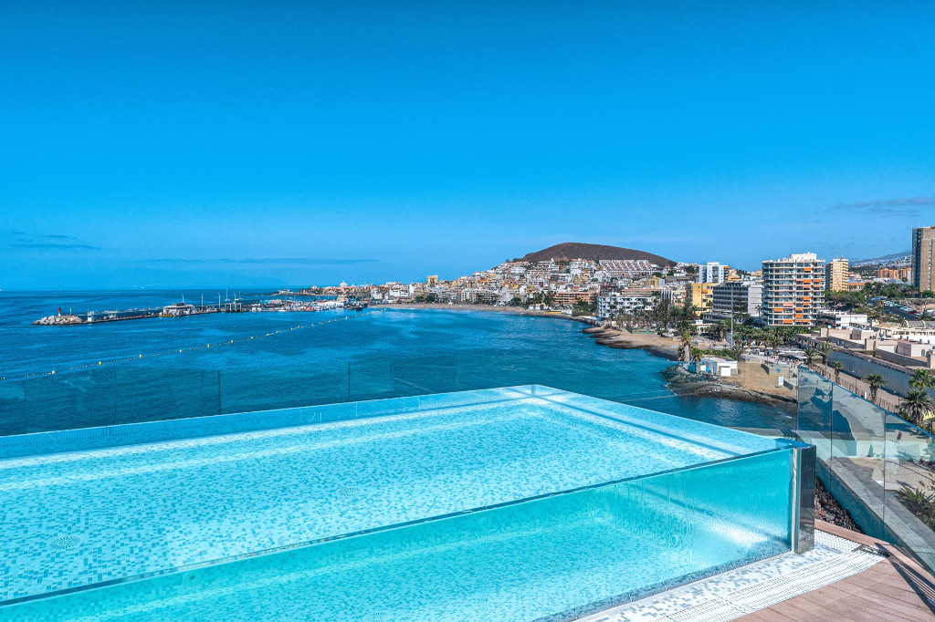 Infinity pool met uitzicht op de zee en de kust van Los Cristianos, Tenerife.