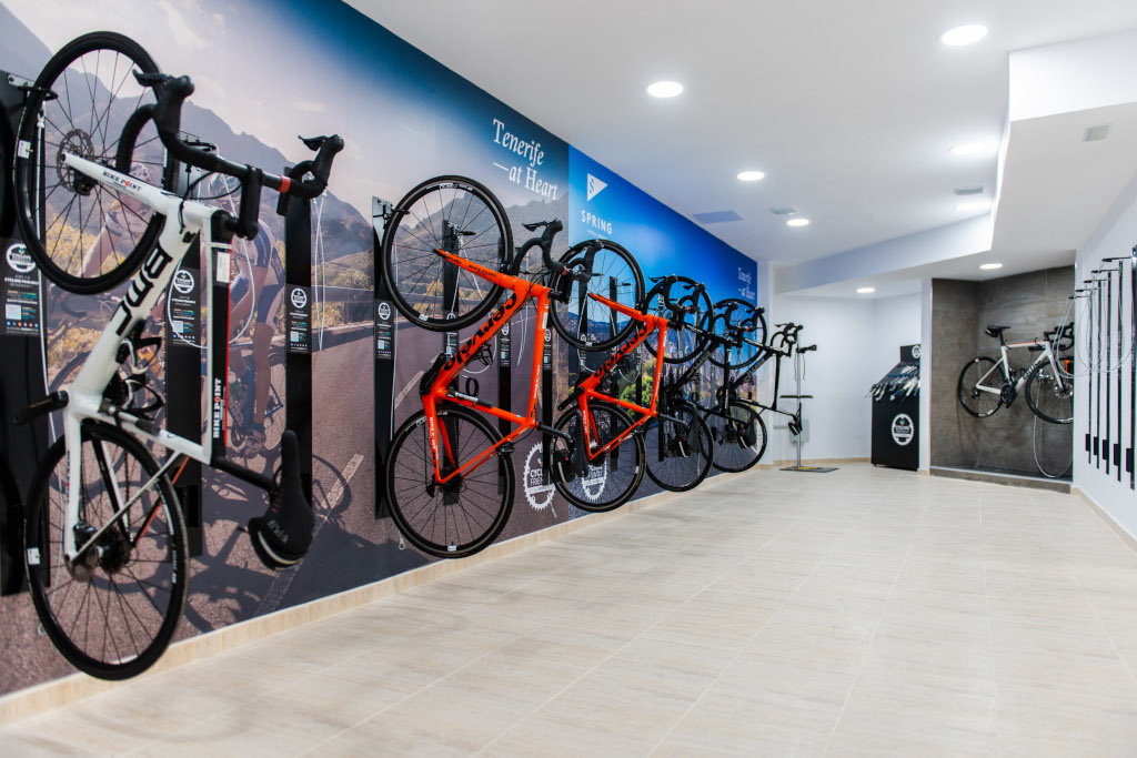 Fietsen die aan de muur hangen in een winkel op Tenerife.