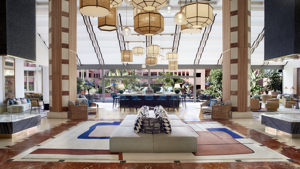 Hotellobby op Tenerife met banken en hanglampen.