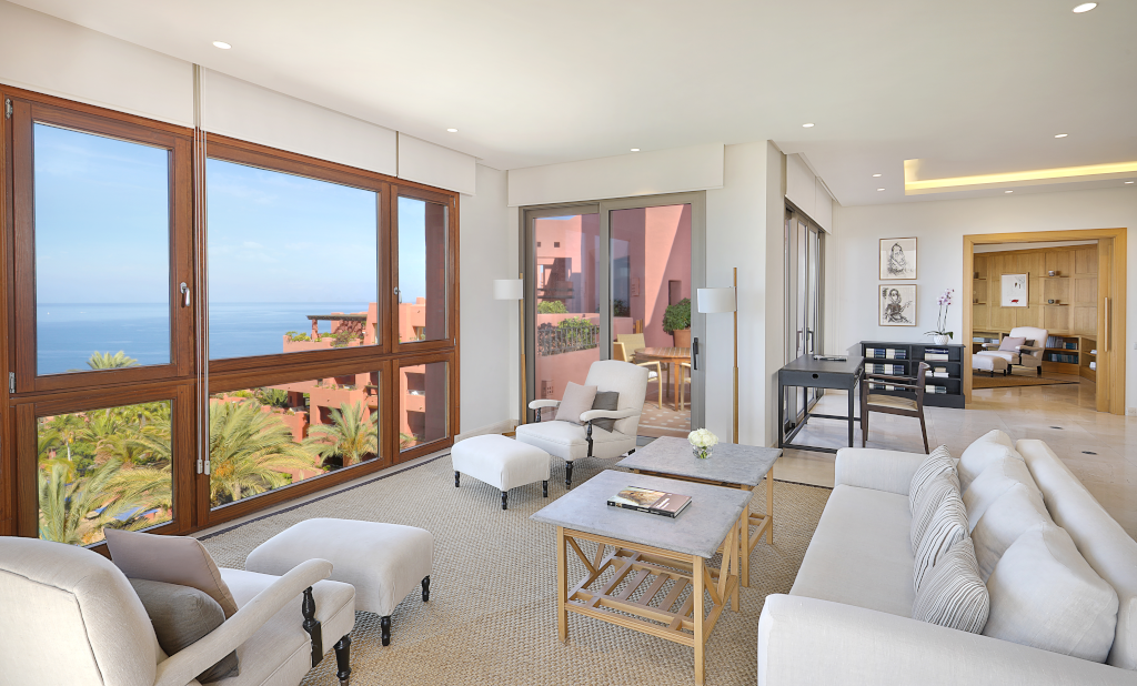 Een lichte woonkamer met uitzicht op zee in een appartement op Tenerife.