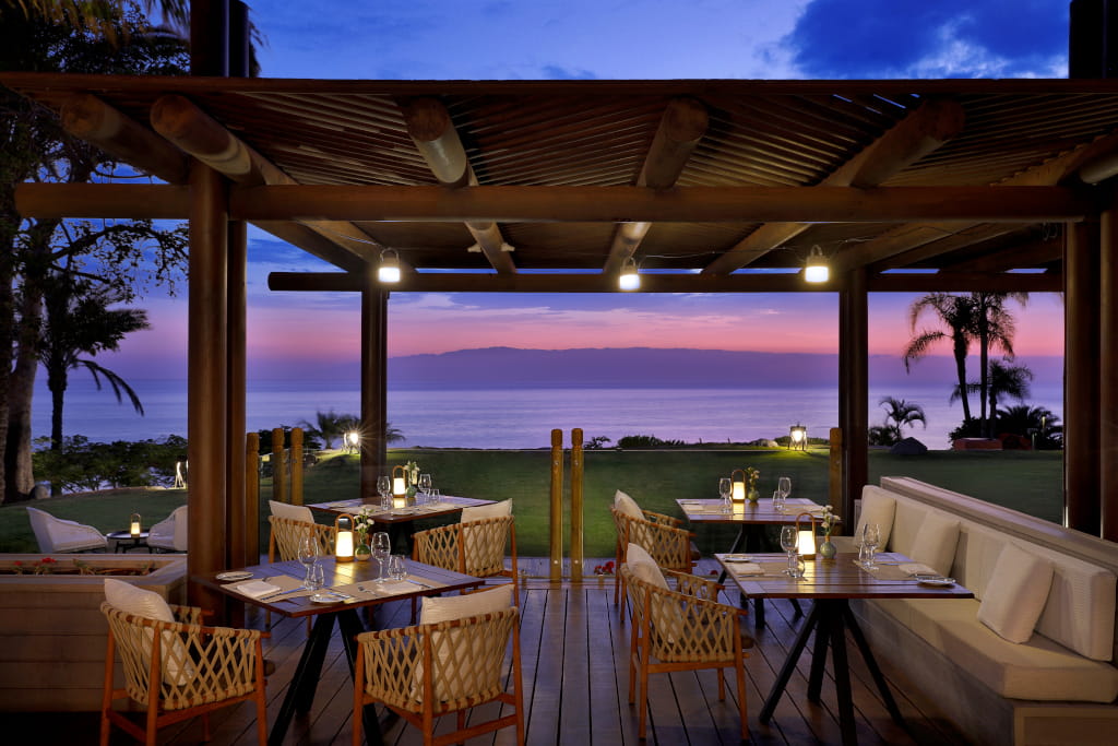 Openluchtrestaurant met uitzicht op zee bij zonsondergang op Tenerife.