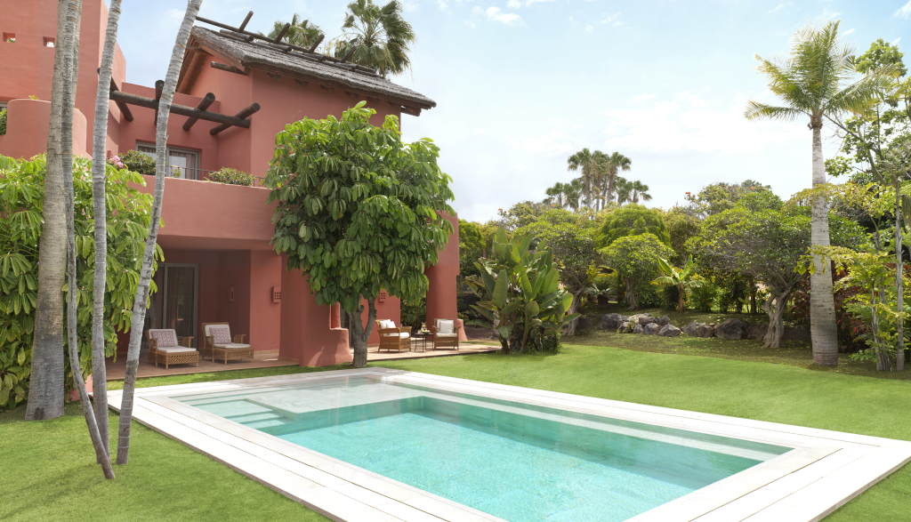 Huis met zwembad omgeven door een tropische tuin op Tenerife.