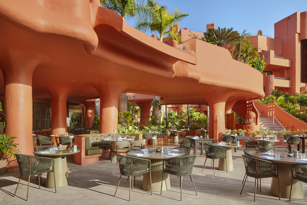 Buitenterras van een restaurant op Tenerife met moderne tafels en stoelen.