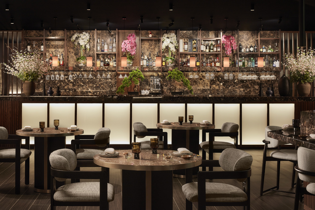 Elegant restaurant in Santa Cruz de Tenerife met goed verlichte tafels en bar.