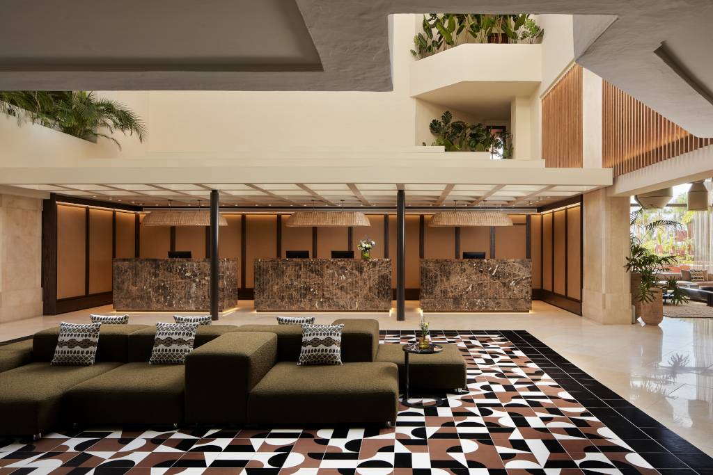Moderne en lichte ontvangst met banken en decoratieve balies in een hotel op Tenerife.