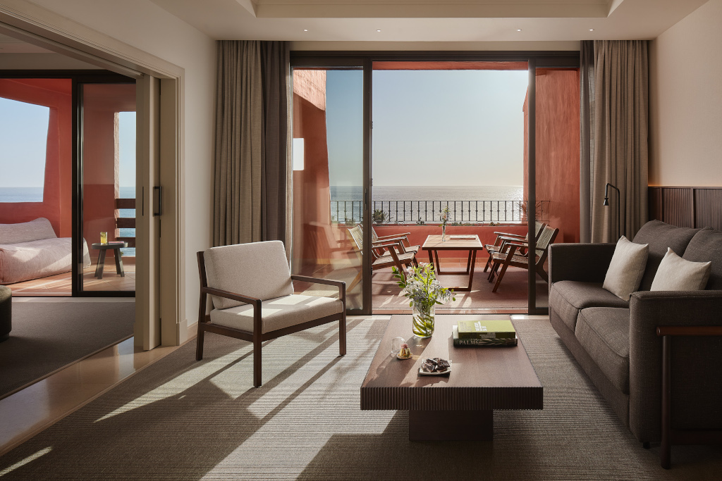 Woonkamer met zeezicht en terras in een hotel op Tenerife.