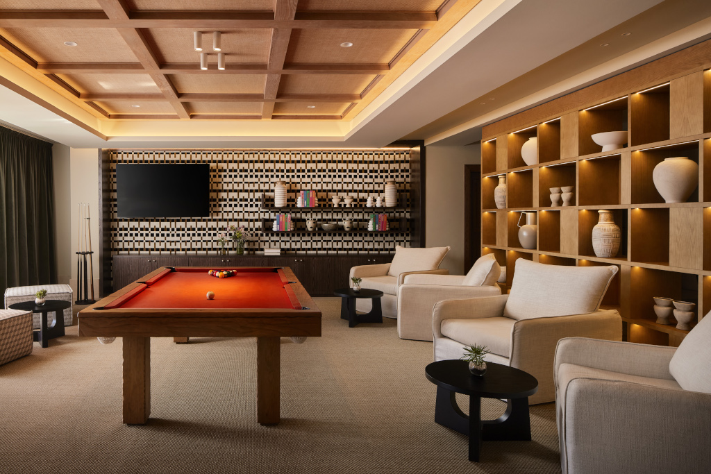 Woonkamer met pooltafel, tv, banken en decoratieve planken in Tenerife.