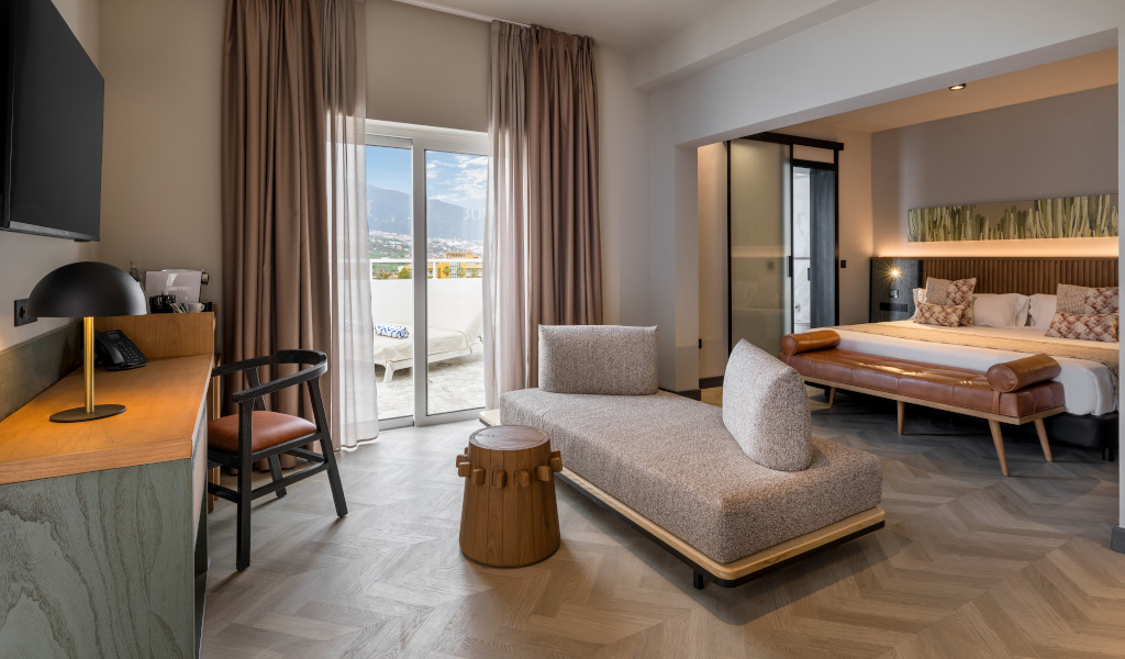 Moderne kamer met raam naar buiten in Puerto de la Cruz, Tenerife.
