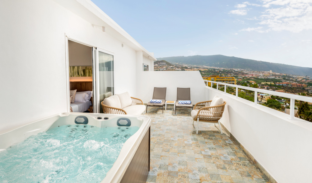 Terras met hydromassage en uitzicht op de bergen in Puerto de la Cruz, Tenerife.