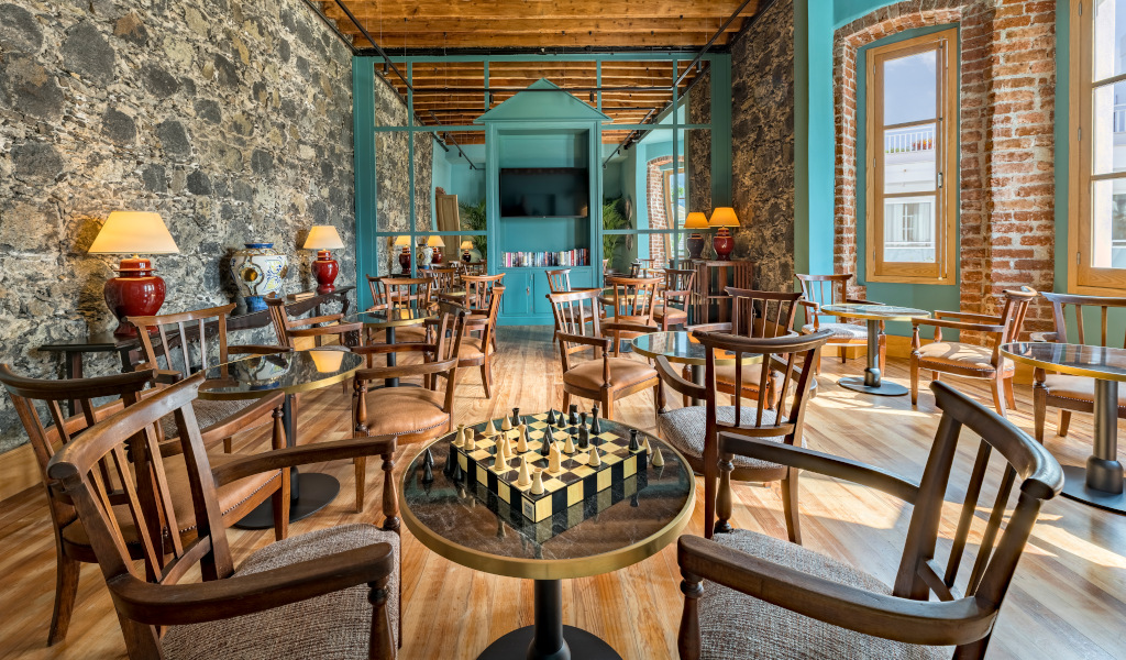 Woonkamer met schaaktafel op Tenerife, met stoelen en lampen.