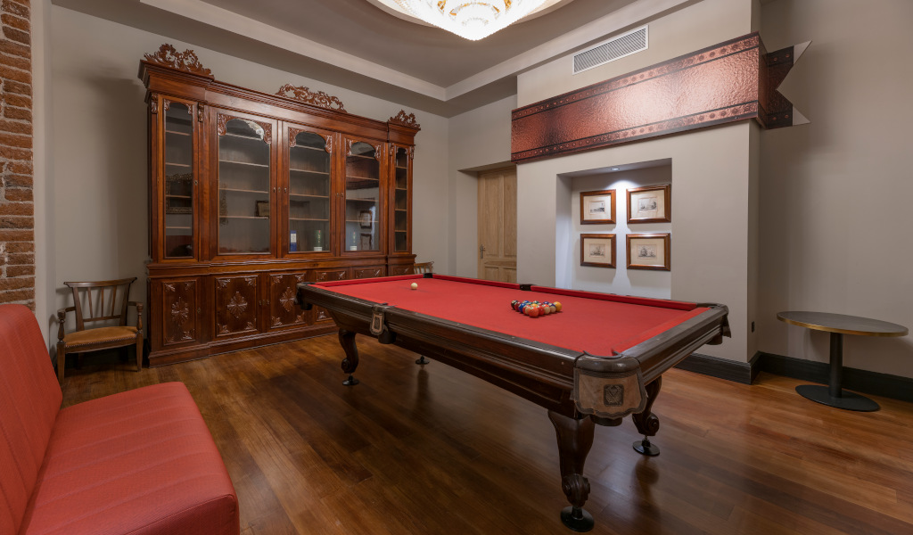 Rode pooltafel met ballen, houten kast achterin op Tenerife.
