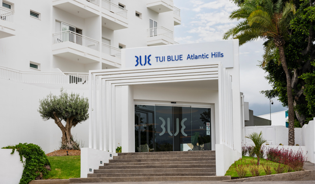 Ingang van de TUI BLUE Atlantic Hills op Tenerife met planten eromheen.