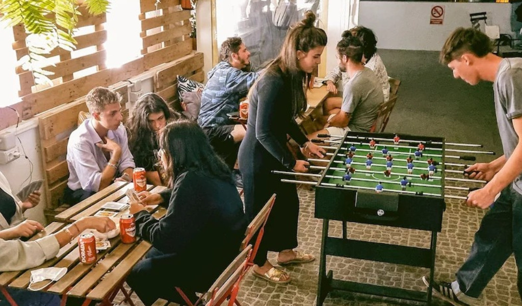 Mensen die tafelvoetbal en kaarten spelen in een café op Tenerife.